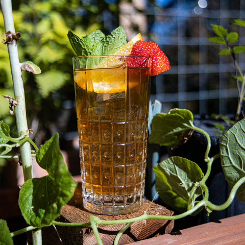 Taza de frutas y mezcal